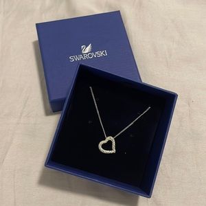 Cute like-new Swarovski necklace ✨